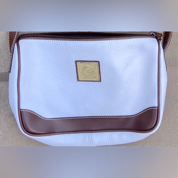 VGU Medallion Brand Crossbody Bag in Very Good, Clean Condition- Beautiful Piece - Picture 3 of 16